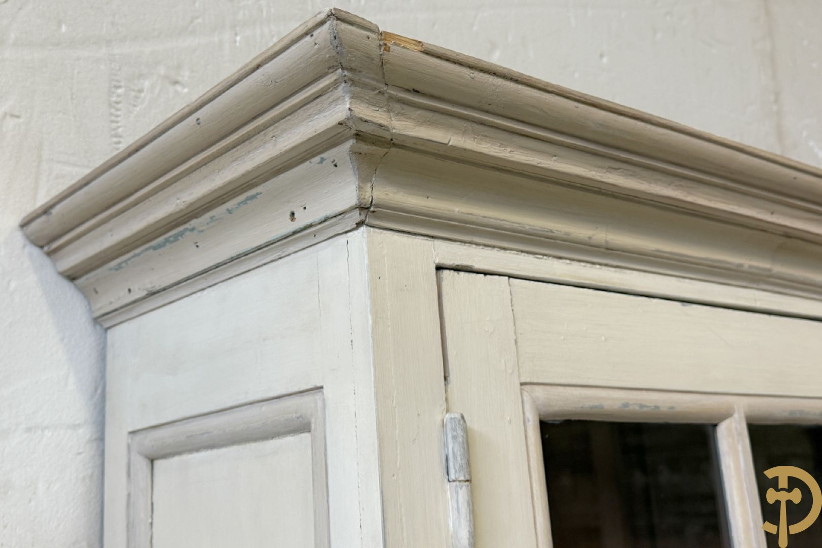 Beschilderde vitrine / buffet met 6 beglaasde deuren bonvenaan en 6 gesloten deuren onderaan