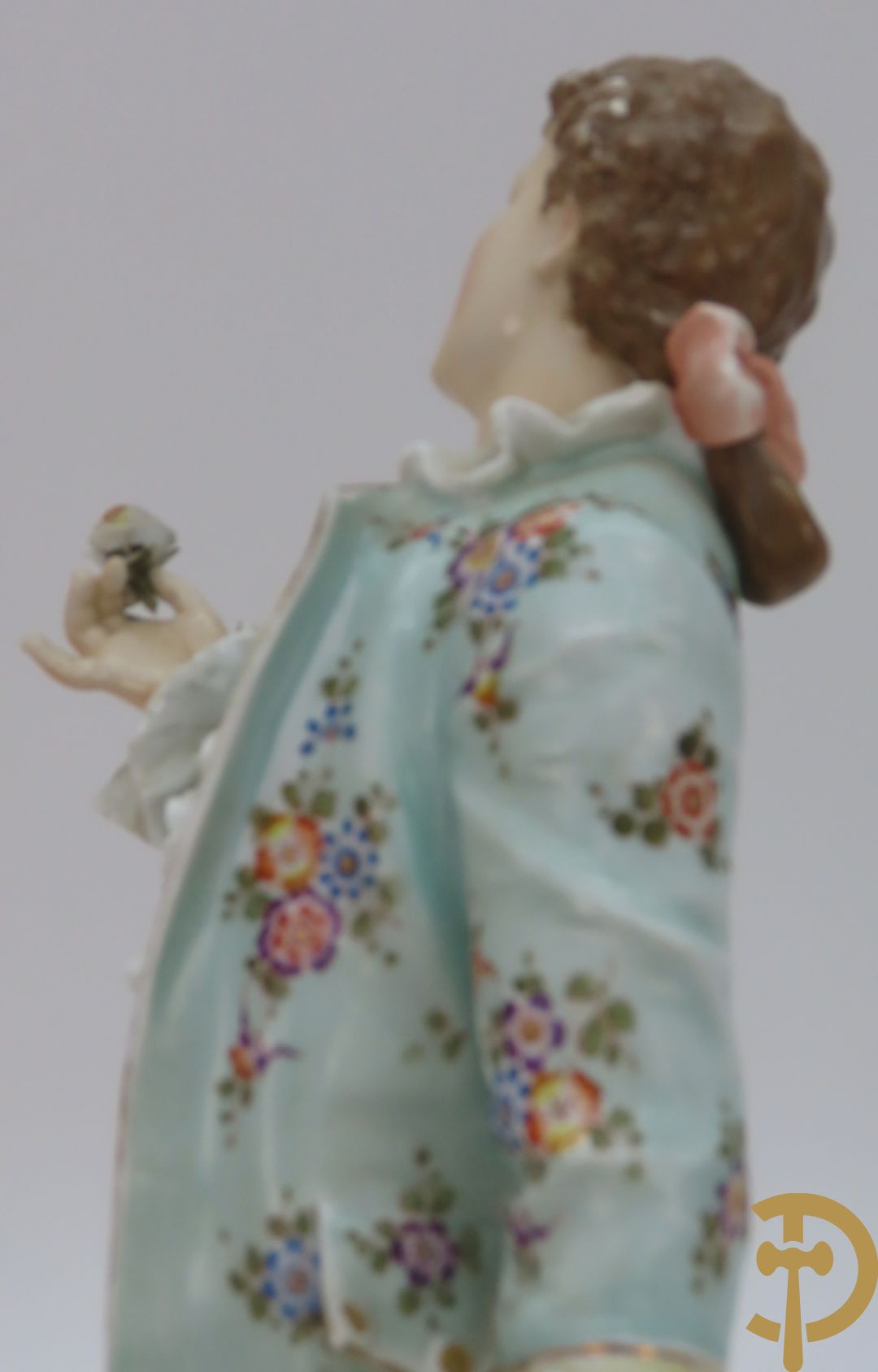 Paar meerkleurige porseleinen beelden van romantisch koppel , onderaan gemerkt