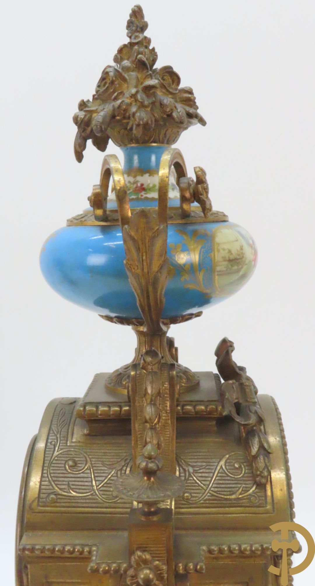 Driedelige bronzen garnituur bezet met Sèvres porselein bestaande uit pendule geflankeerd door paar cupido