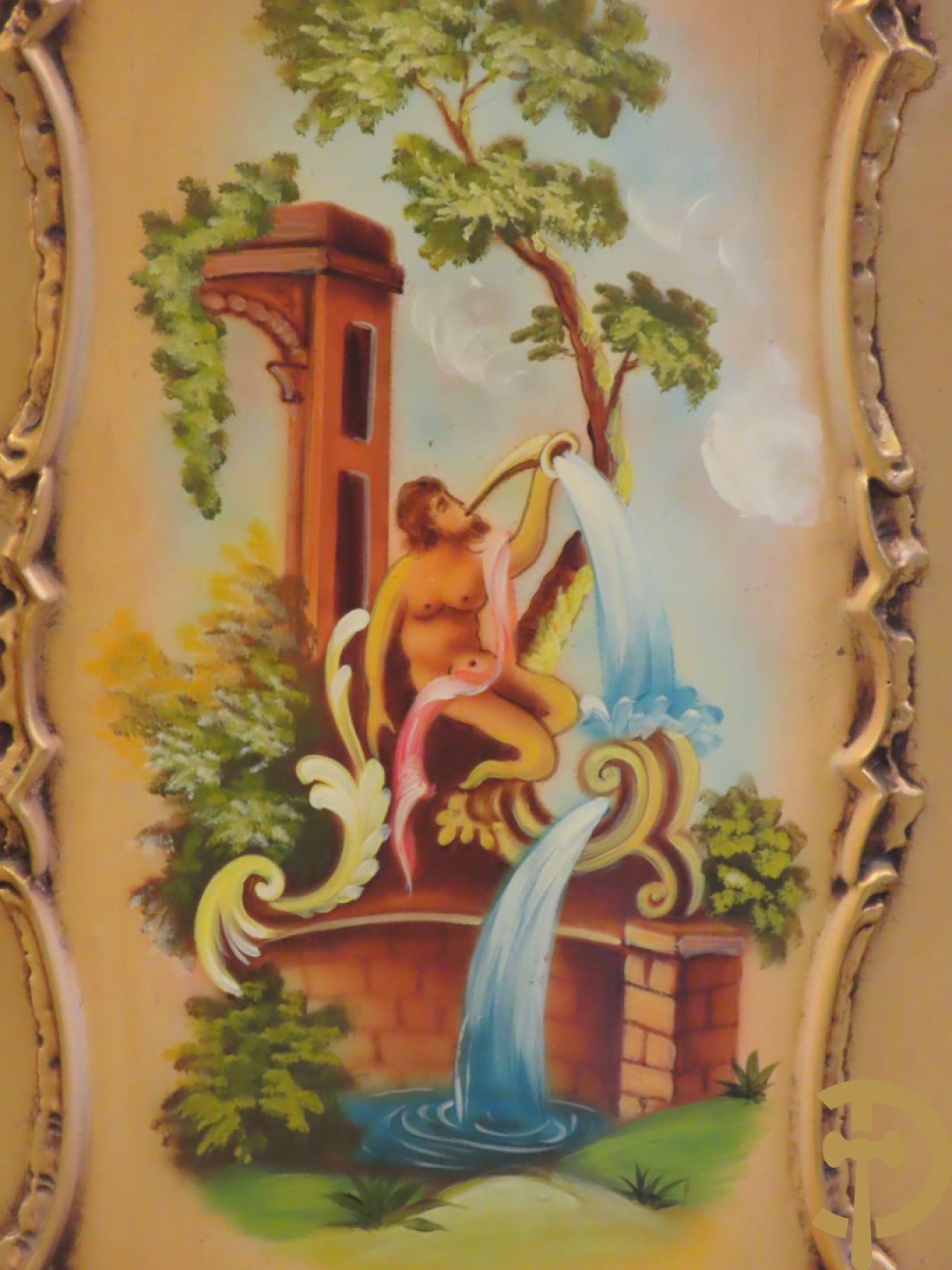 Uitzonderlijke vergulde Louis XV eetkamer bestaande uit vijfdeursdressoir met voluutvormige accanthusranken en rocailles, beschilderd met bloemenmotieven en centraal tafererel met hoornen des overvloeds + bijhorende spiegel vergulde tafel op voluutvormige poten met zes bijhorende stoelen + vitrine met accanthusranken en centrale deur, op voluutvormige poten