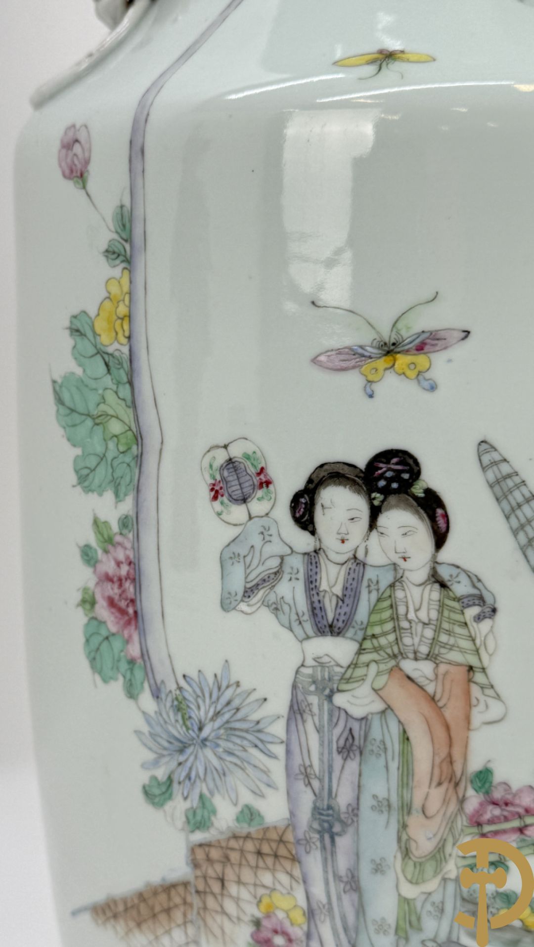 Paar Chinese porseleinen vazen met decor van dames in landschap