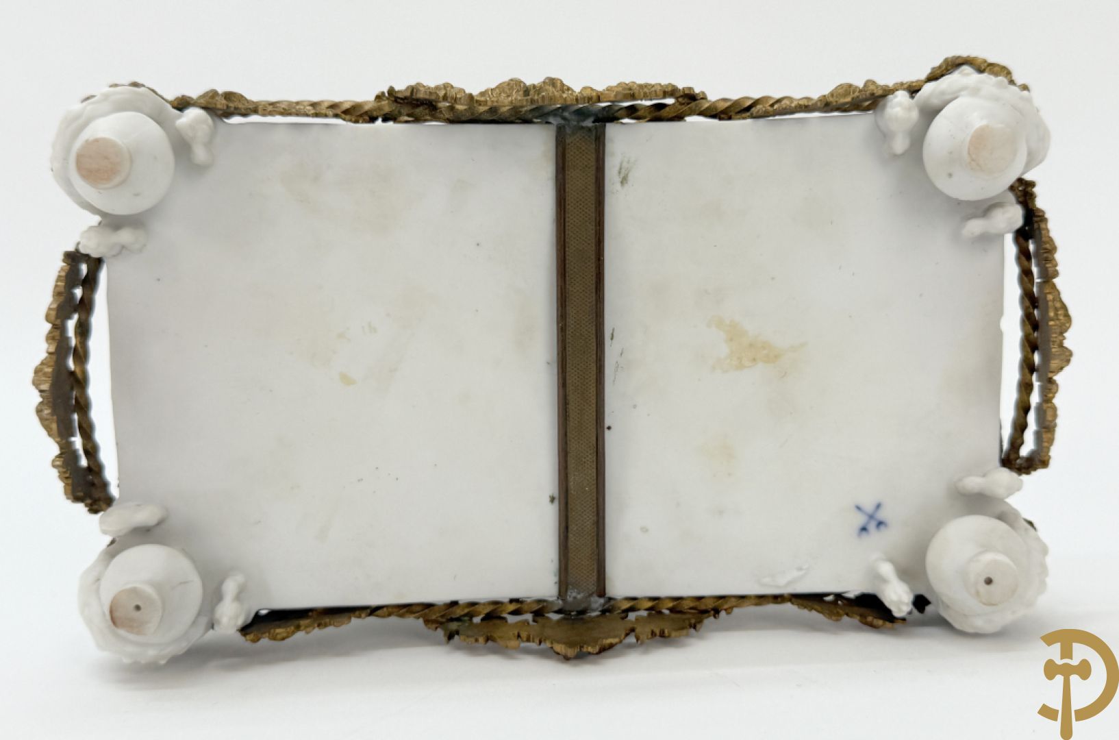 Biscuittafereel met dame met strik en 3 cupido