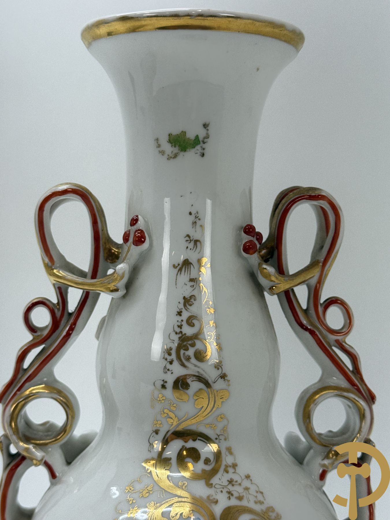 Paar Vieux Paris vazen met romantisch handbeschilderd tafereel