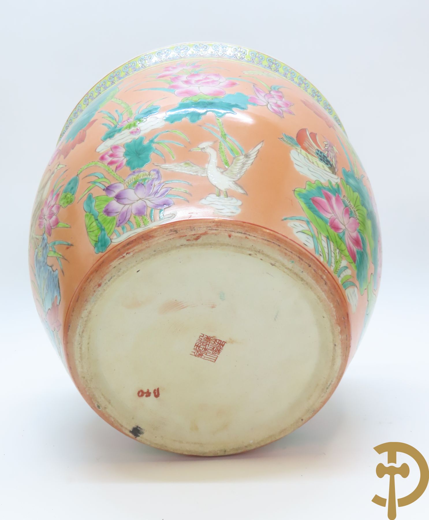 Paar Chinese porseleinen cachepots met bloemendecor en binnenin met visdecor