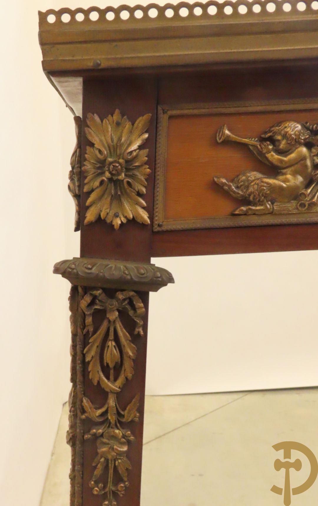 Notelaren staander bezet met bronsbeslag van musicerende cupido