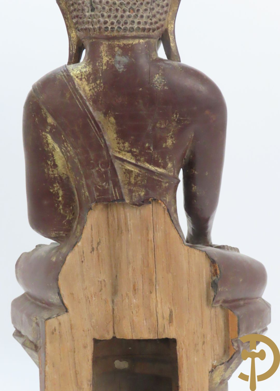 Houtgesculpteerde zittende boedha