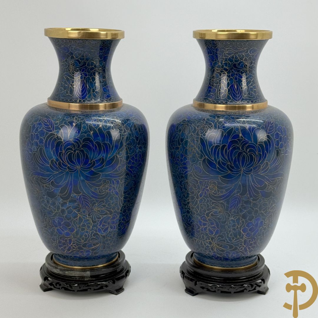 Paar blauwe cloisoné vazen met bloemendecor