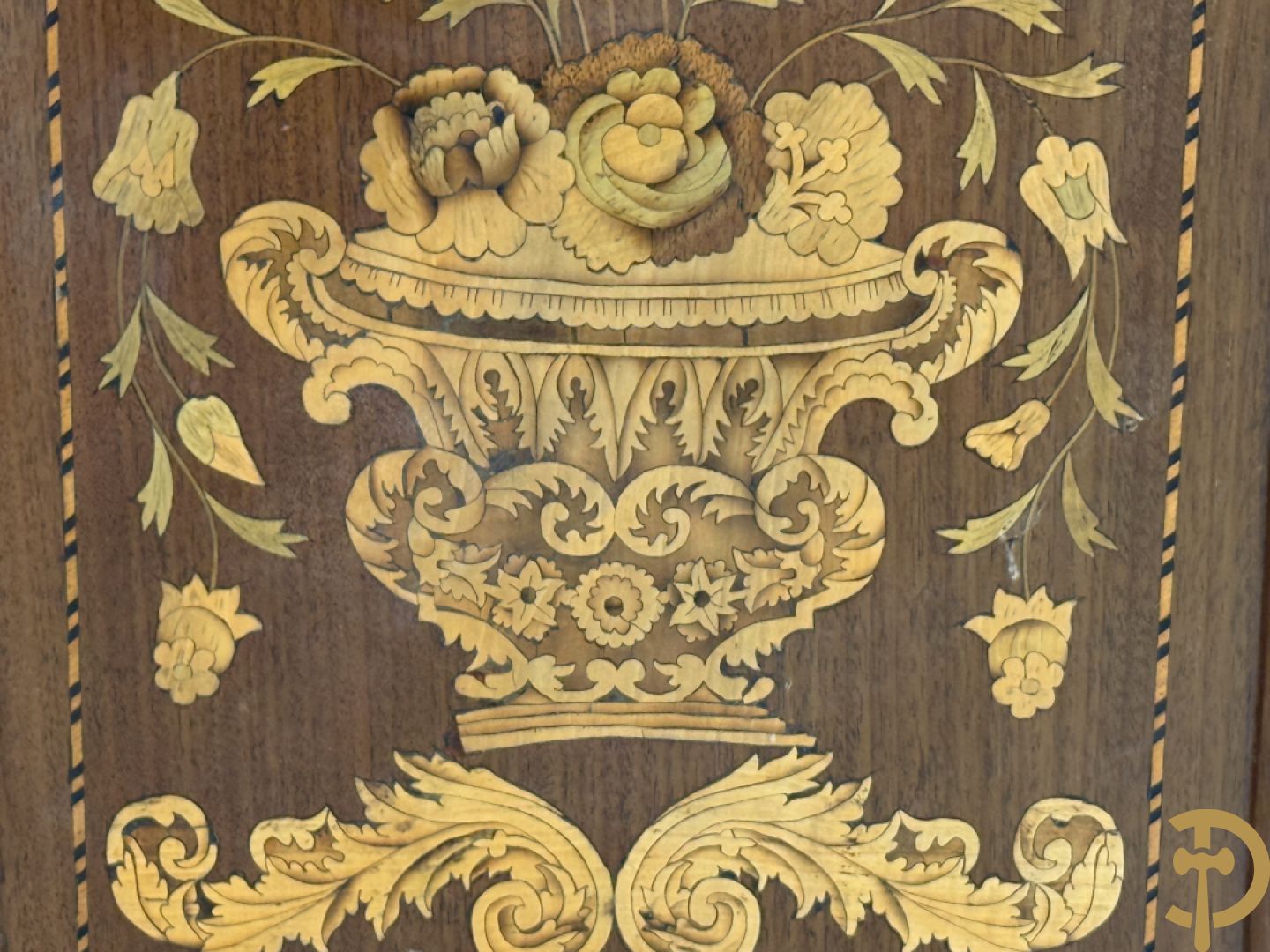 Hollandse vitrine met gemarketteerd bloementafereel, bovenaan met 2 beglaasde deuren en rocaille als kuif - onderaan met 2 gesloten deuren bezet met amforen, vogels en bloemenmarketterie