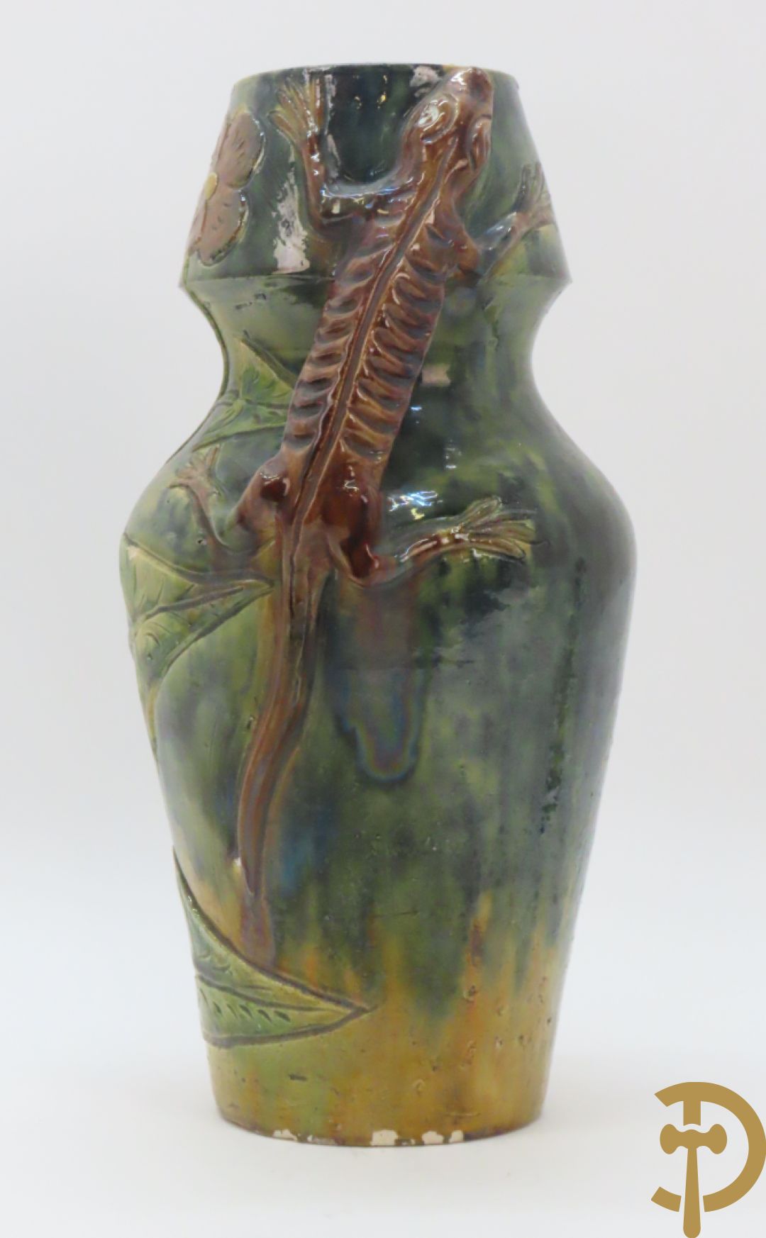 Vlaamse aardewerken vaas met salamander en bloemendecor, VH gemerkt (Van Humskerk)