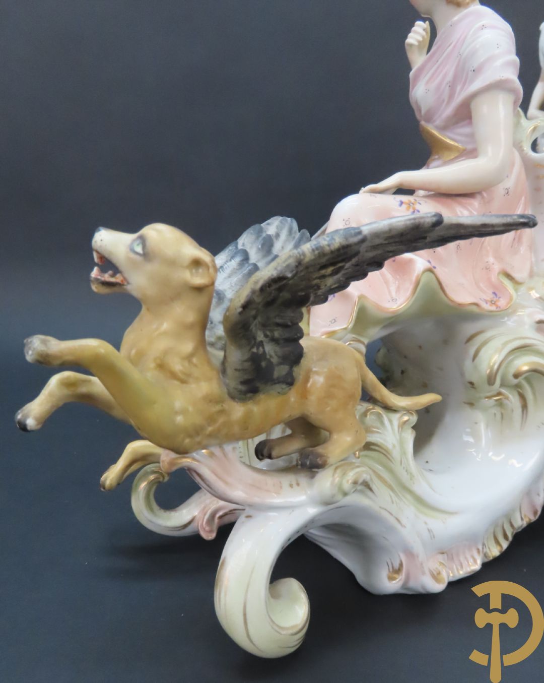 Meerkleurige porseleinen sierwagen slede met 3 dames voortgetrokken door 3 honden, onderaan gemerkt