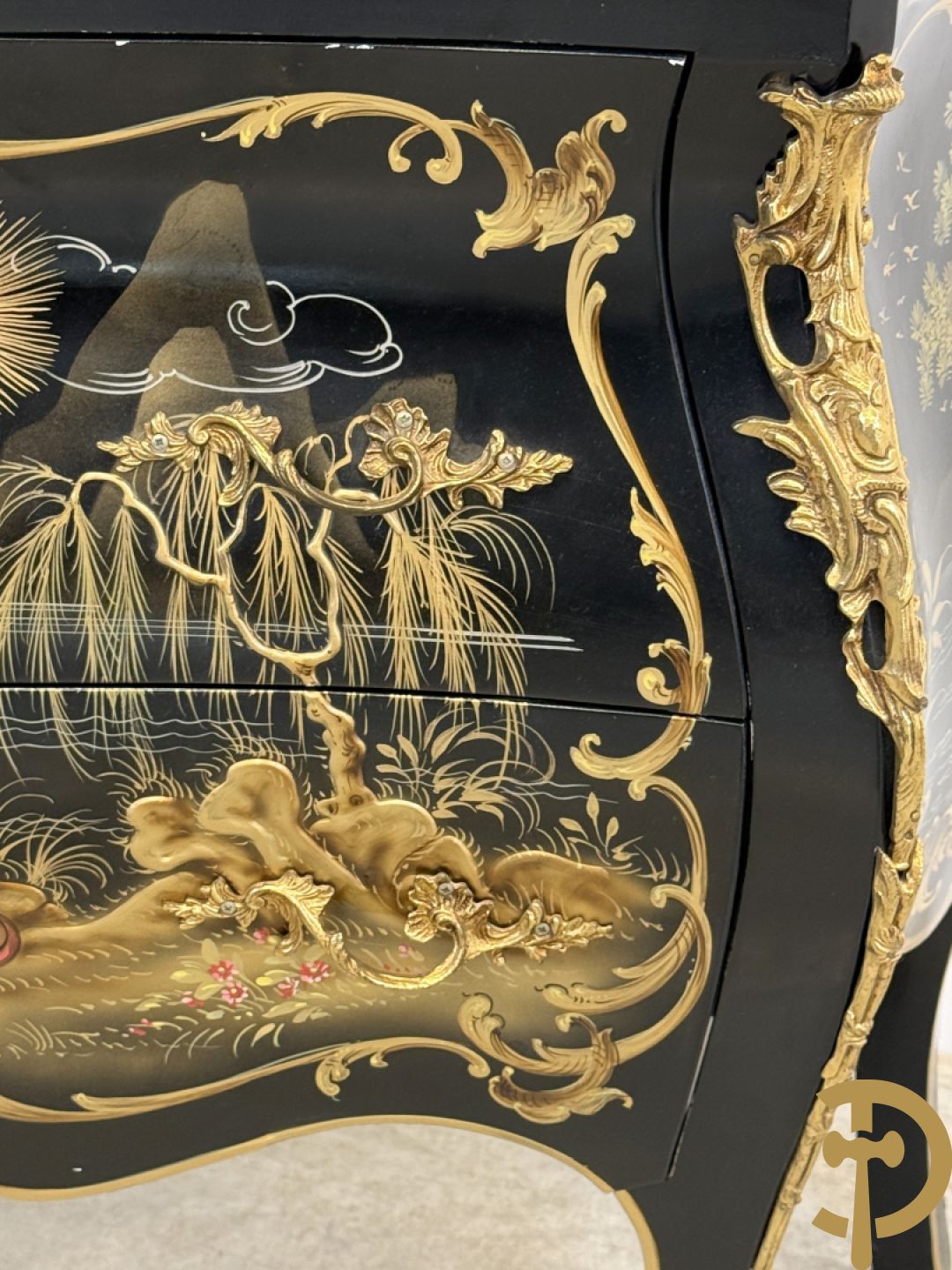 Zwartgelakte gebuikte tweeladencommode met Chinoiserie decor en marmeren blad