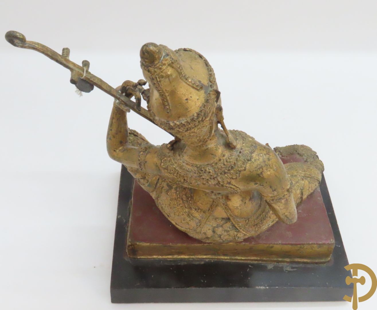 Orientaalse kopersculptuur van driekoppige olifant met boedhisatsvat + koperen boedhistische figuur met snaarinstrument