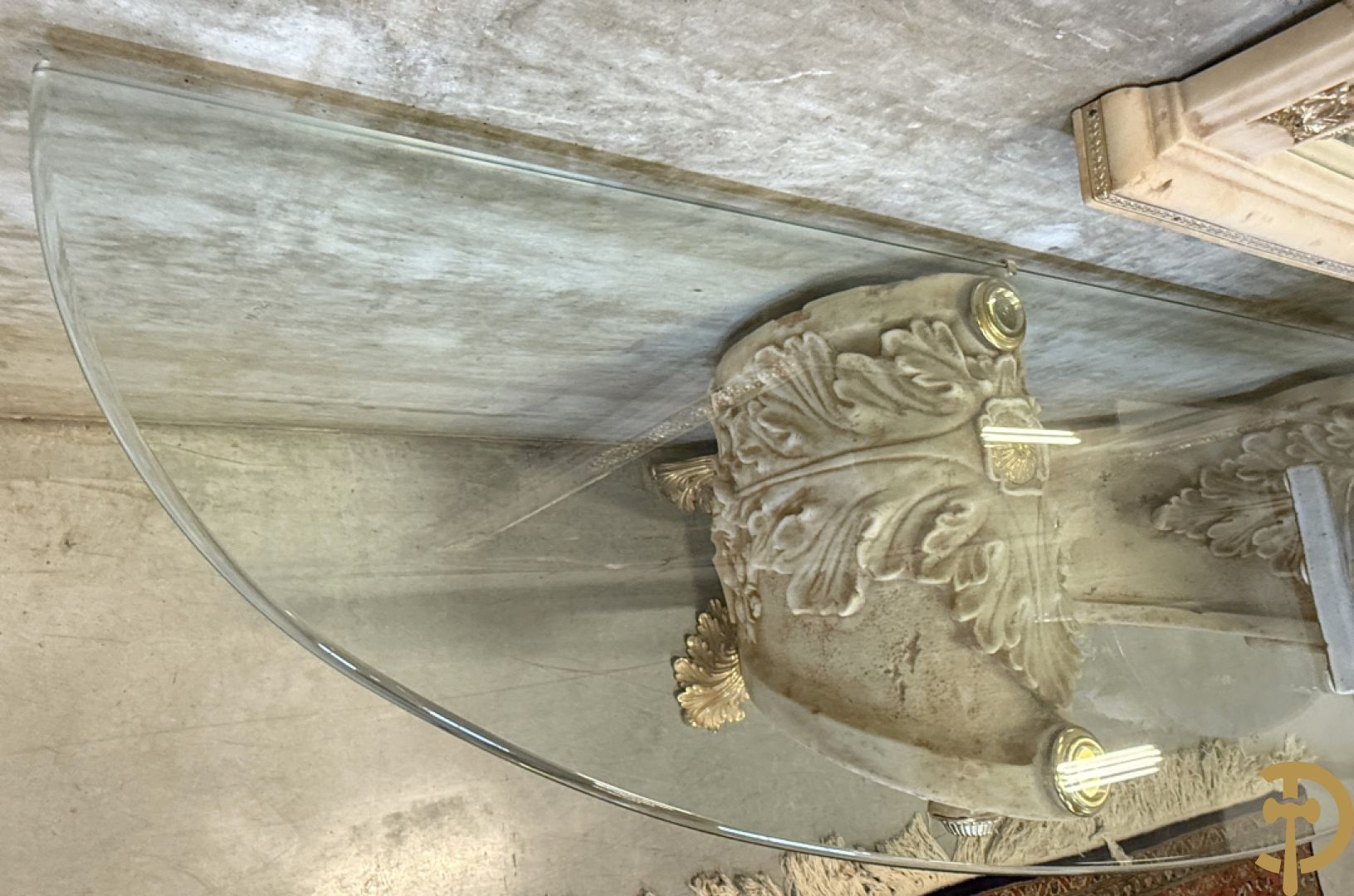 Uitzonderlijke eetkamer bestaande uit dressoir met 4 deuren en 2 lades op voluutvormig onderstel met rocailles opzij en boven met spiegel + bijhorende vitrine + console + spiegel + tafel op voluutvormig onderstel + 6 bijhorende armzetels met koperen frame - uniek ontwerp door de firma Vidal Grau Spaanse makelij, begin jaren 