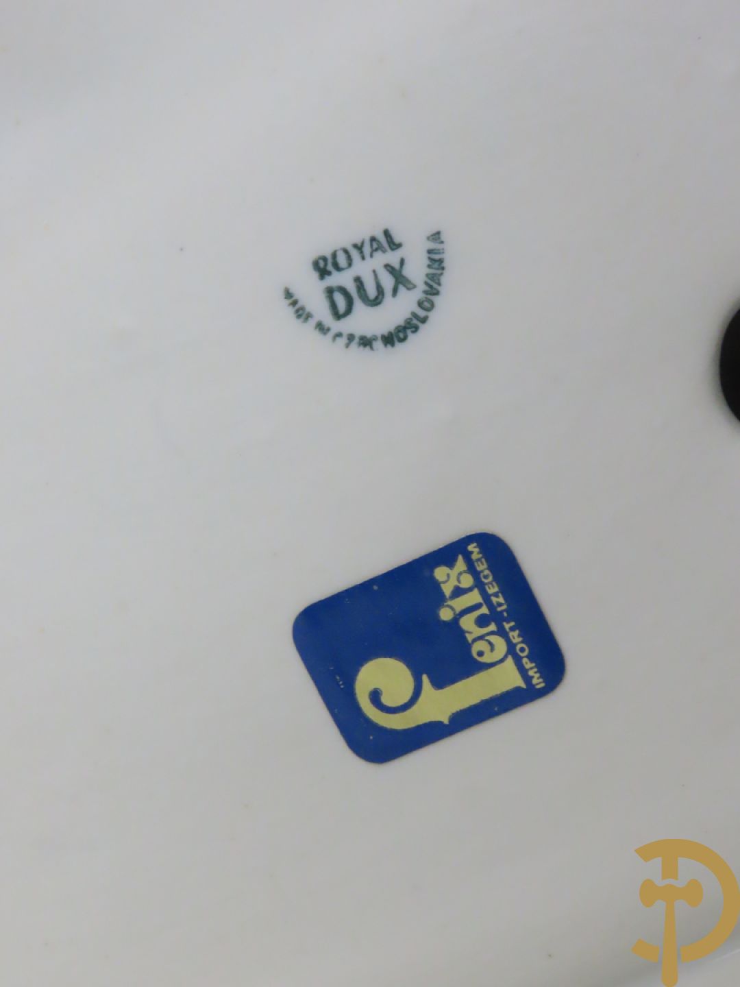 Paar Royal Dux personages van dame en heer bij de waterkraan, onderaan gemerkt en genummerd 10965 en 10563