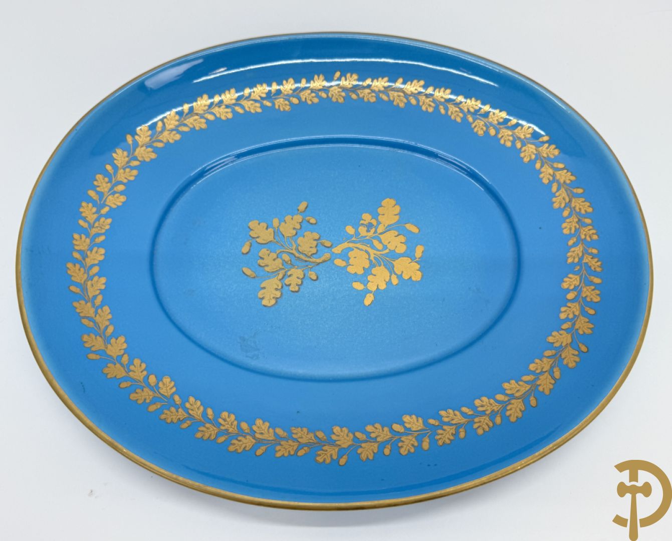 Hemelsblauwe dekselcoupe met decor van romantisch tafereel en bronzen ornamenten op onderschaal, ACF gemerkt