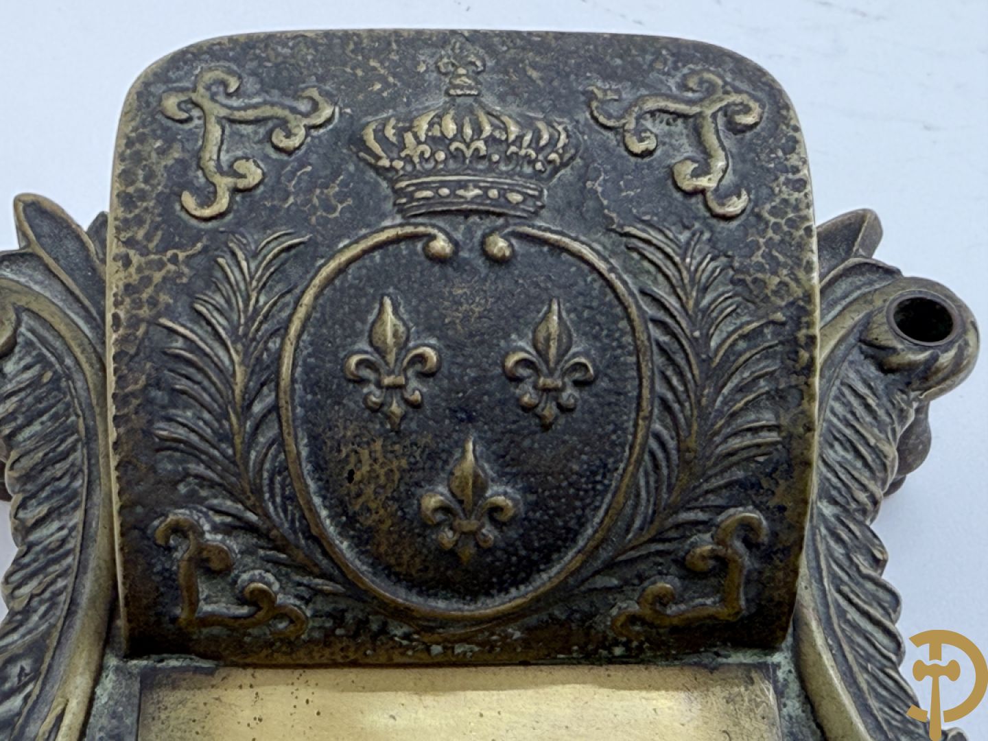 LE VERRIER M. getekend - Bronzen bureau ornament van Maison Leroi met blazoen van Franse lelies