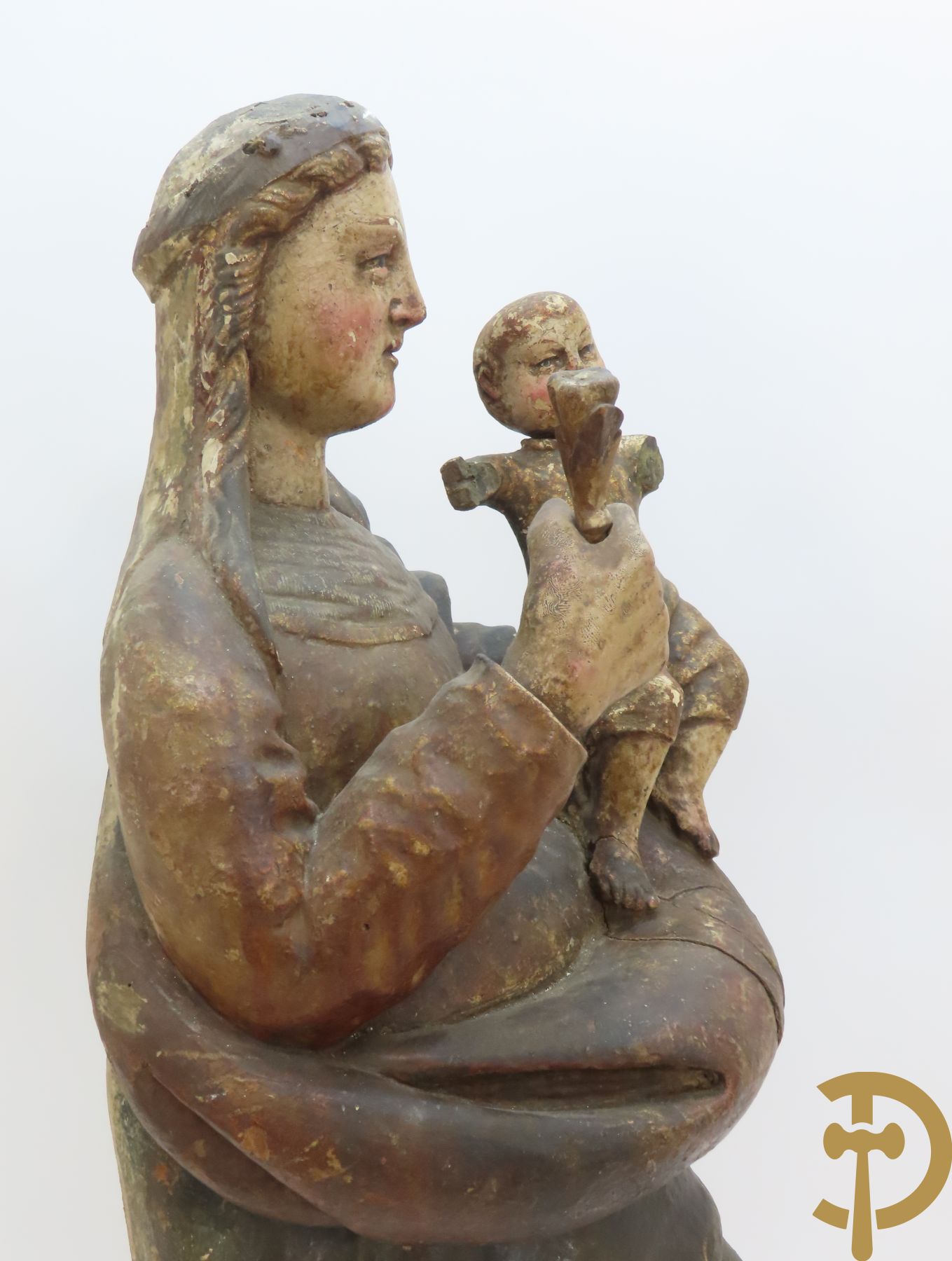 Gepolychromeerde houtsculptuur van Madonna met bloem in rechterhand en Kindje Jezus in linkerhand