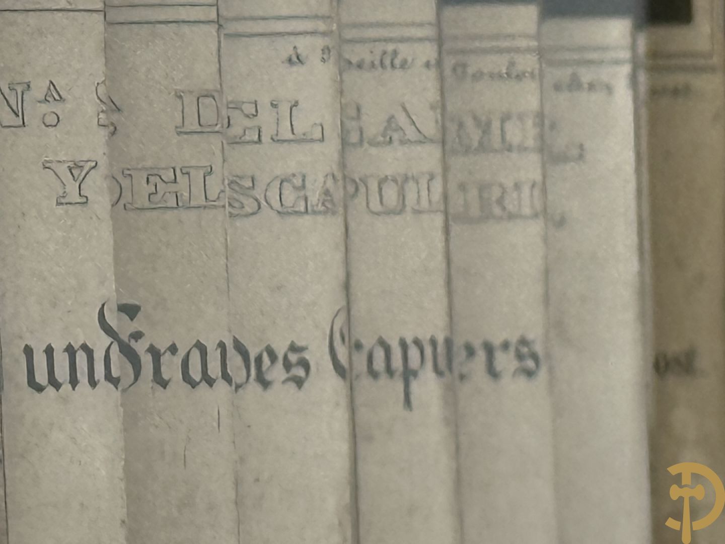 Vergulde Charles X kader met religieuse gravure in prisma gesneden met links en rechts ander zicht