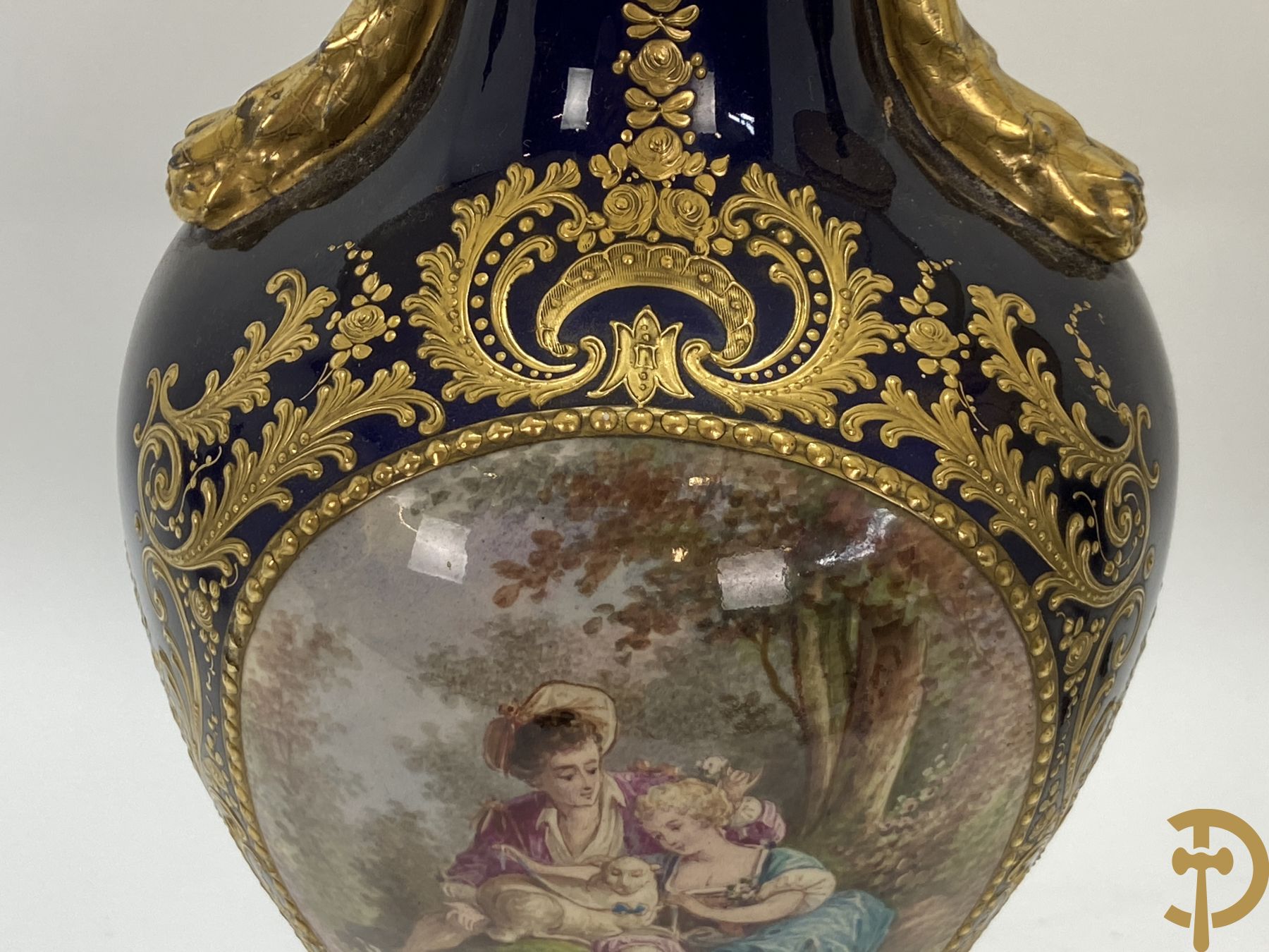 Paar kobaltblauwe porseleinen vazen met dubbel motief als lampadaire