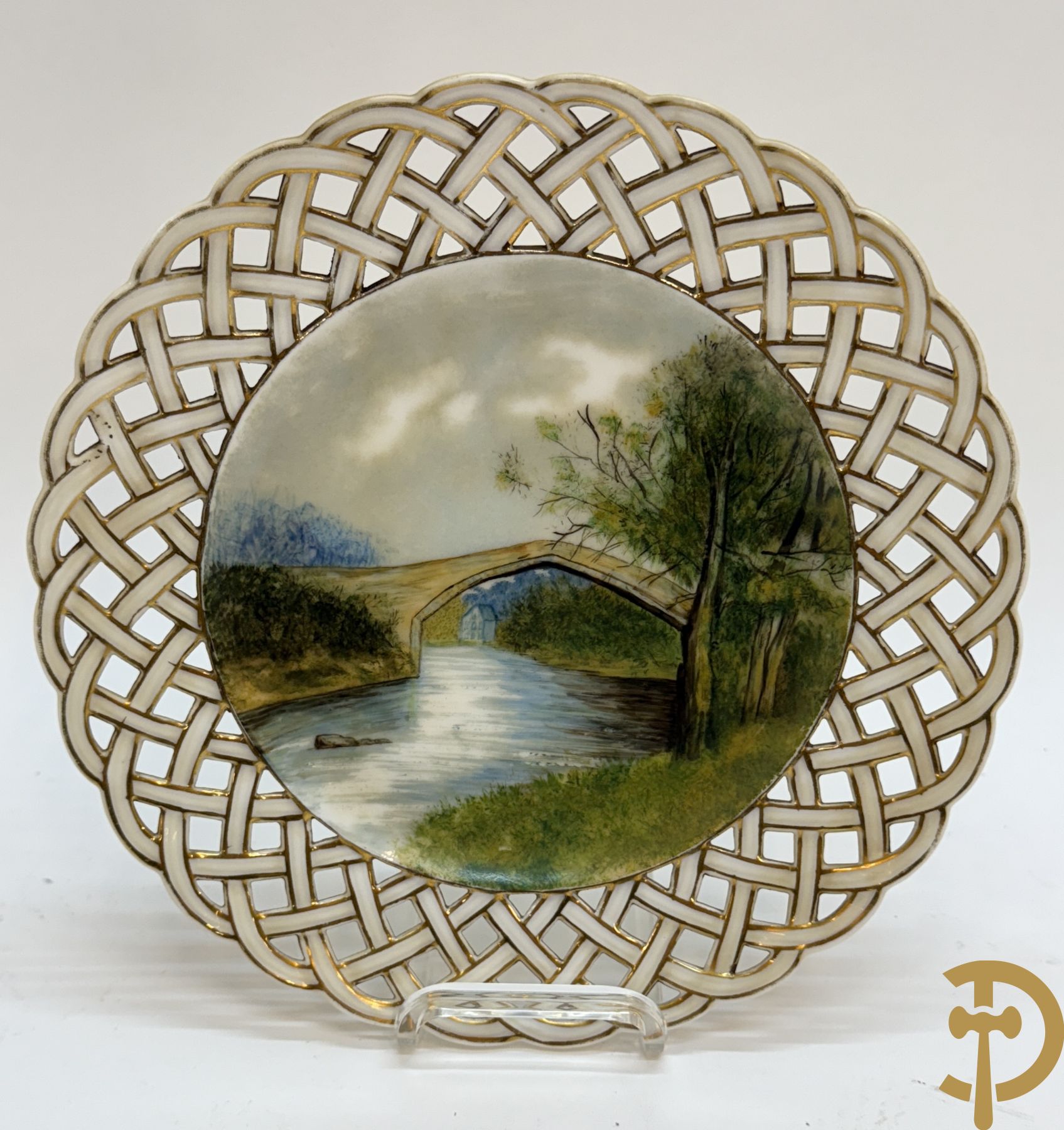 Acht handbeschilderde geajoureerde porseleinen borden met landschapsdecor, onderaan gemerkt