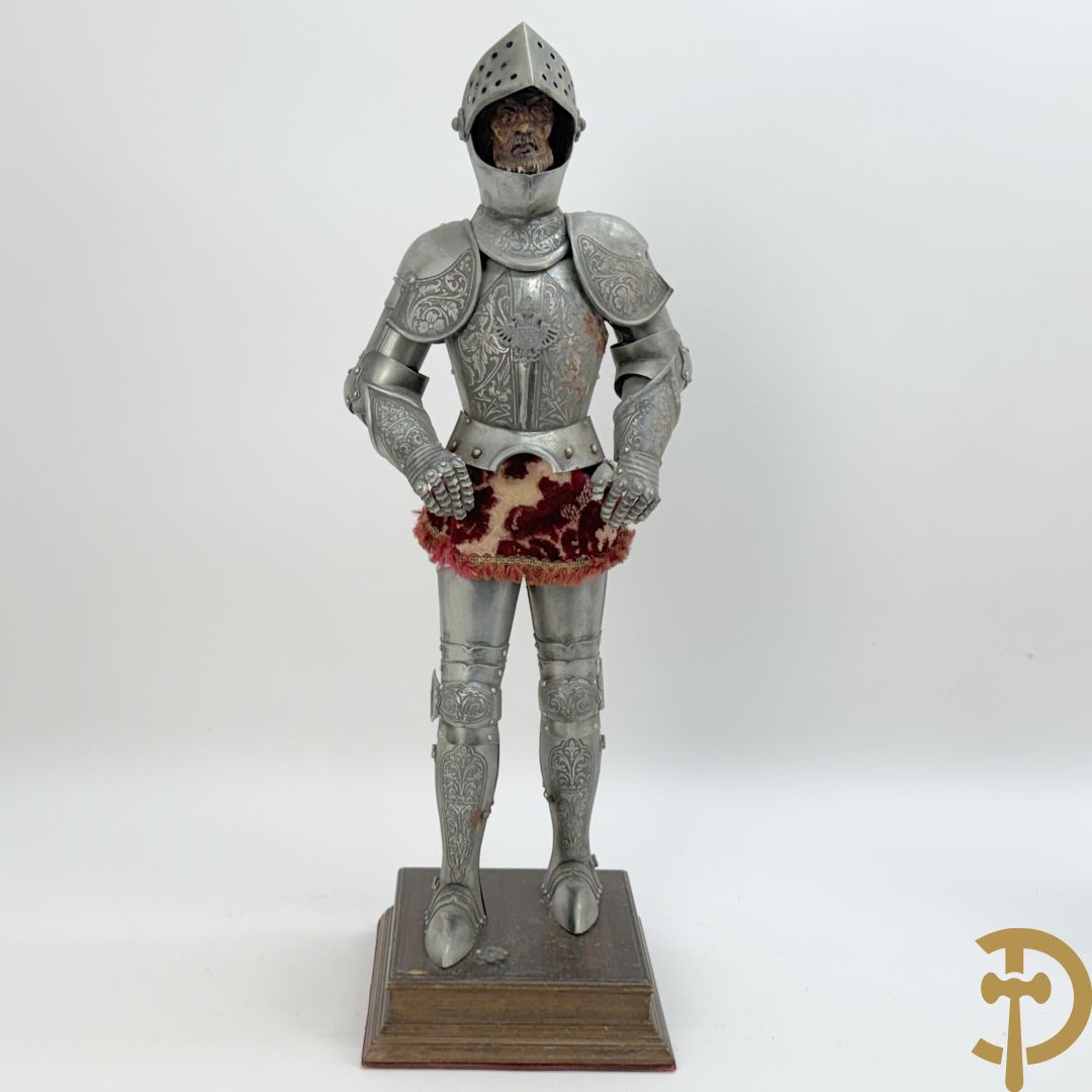 Miniatuur harnas met terra cotta hoofdje in helm op houten voet