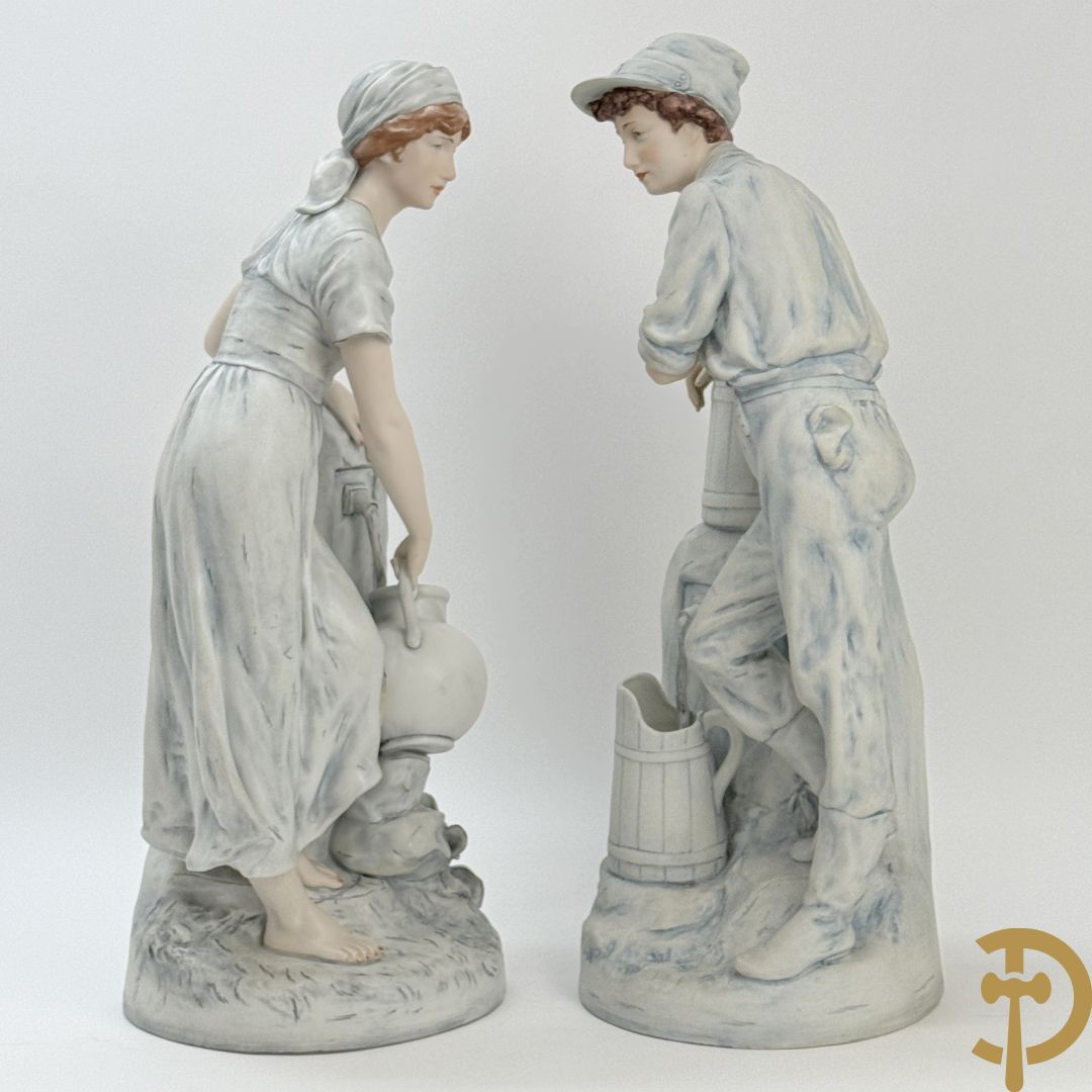 Paar Royal Dux beelden van koppel bij de waterbron, nummers 10563 en 10564