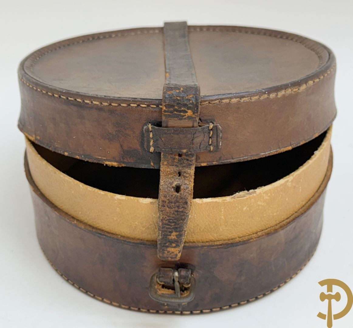 Engelse lederen hoedendoos + rond lederen doosje met lederen etui met verrekijker