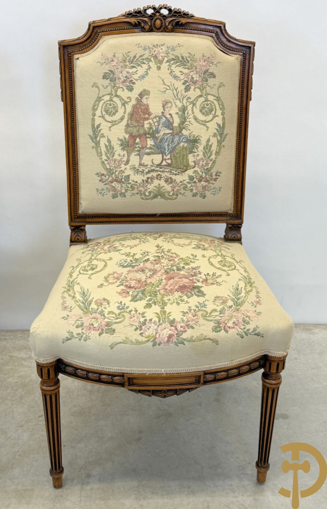 Vijfdelig notelaren Louis XVI salonensemble bestaande uit canapé, 2 armzetels en 2 stoelen