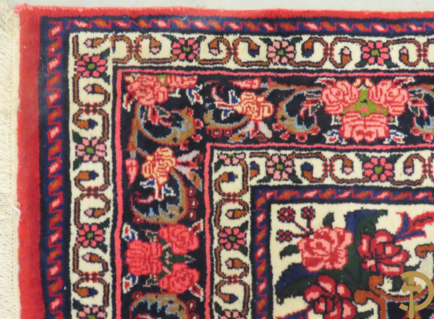 Oosters handgeknoopt tapijt met bloemenpatronen op rode fond