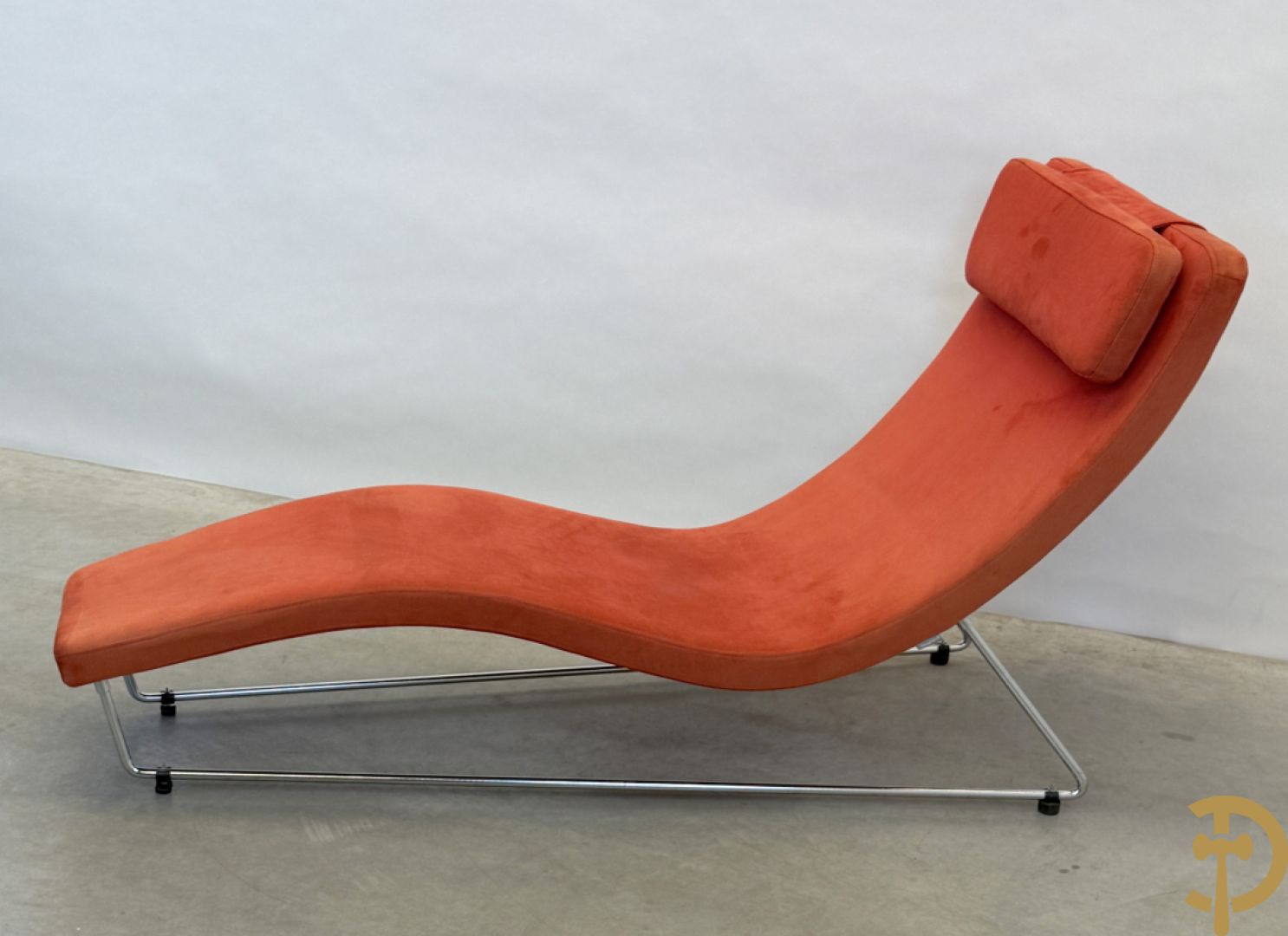 Design ligzetel in rode stof op chromé onderstel, Jongform