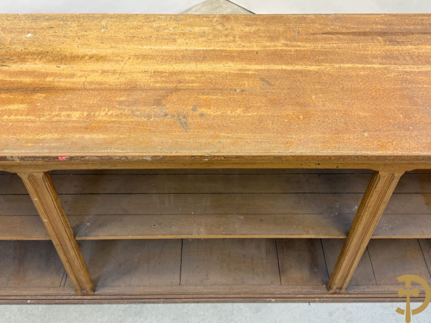 Pine winkeltoog met étagère in faux bois beschilderd