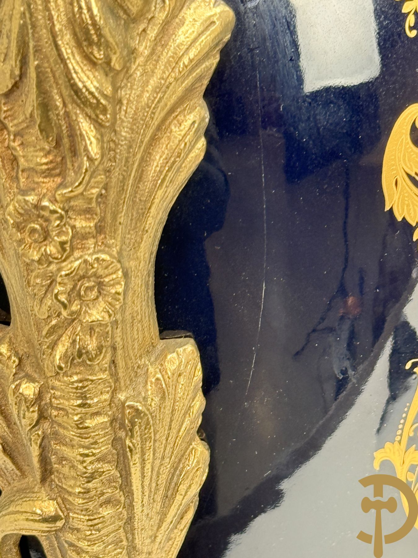 Paar Sèvres stijlvazen met geanimeerd romantisch decor, zijdelings bezet met bronzen medusahoofden, Rouly getekend