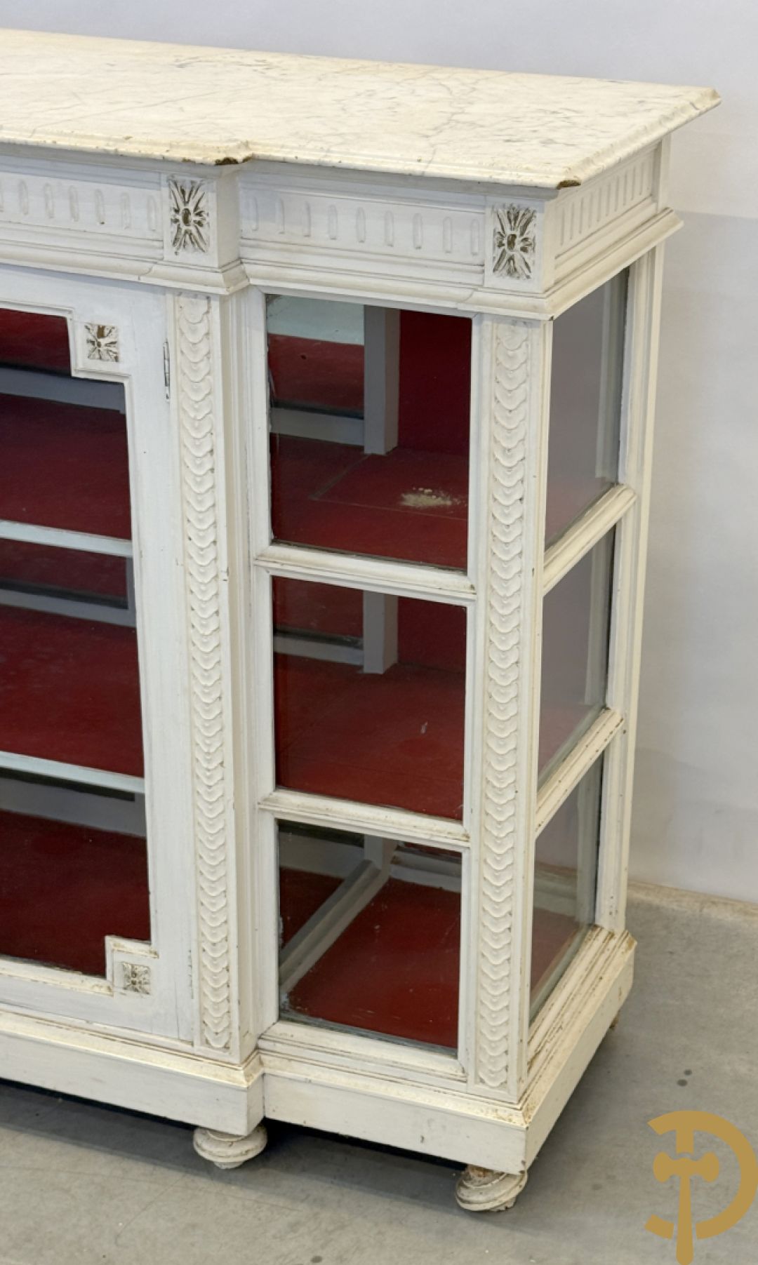 Louis XVI vitrine als toonbank met 2 deuren en 2 zijkanten - met wit marmeren blad