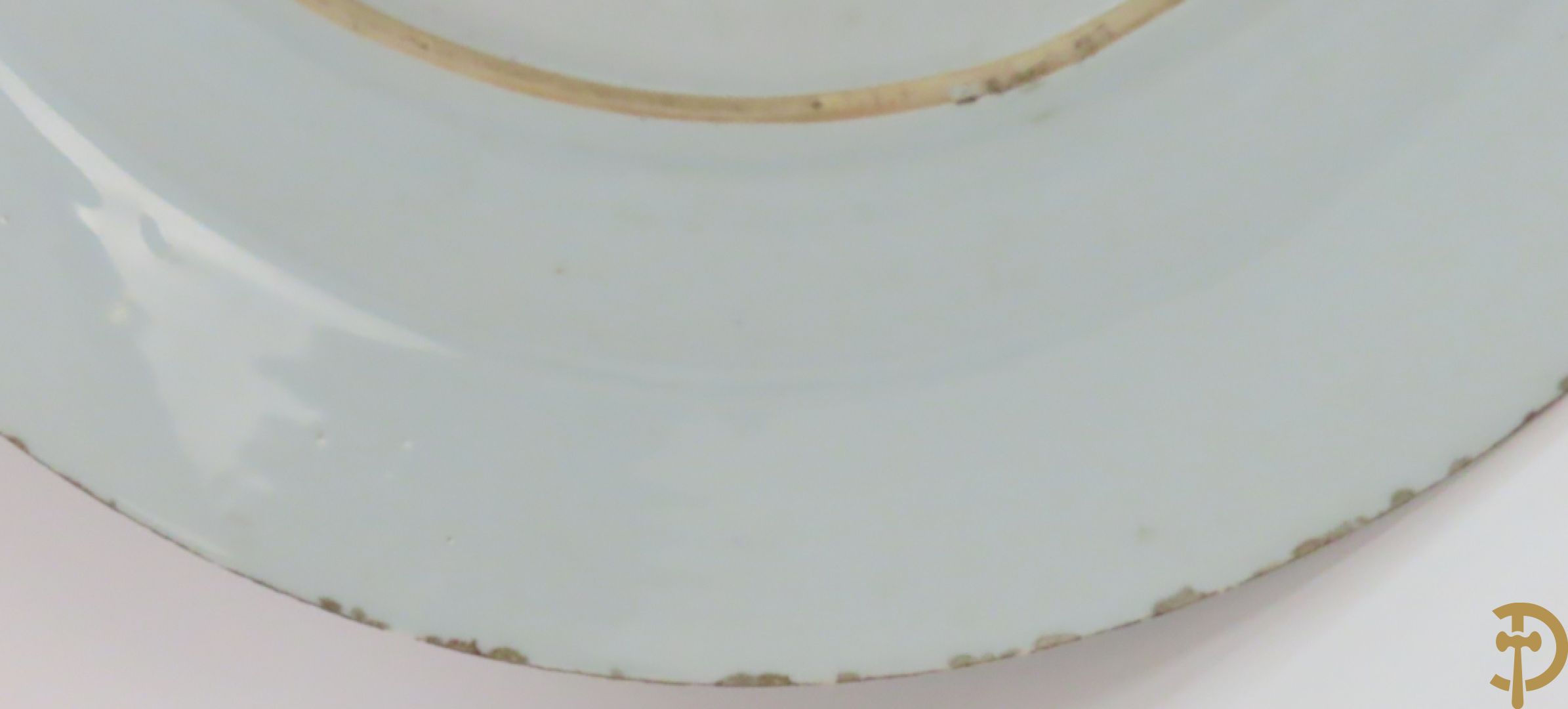 Porseleinen Imari bord met dierenmotieven in florale omgeving