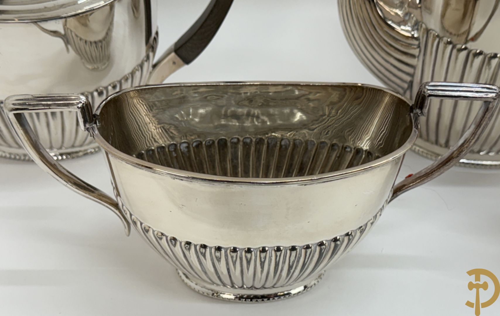 Engels verzilverd koffie- en theeset + verzilverde koekjesschaal + 2 verzilverde coupes + 2 verzilverde kandelaars + verzilverd kannetje