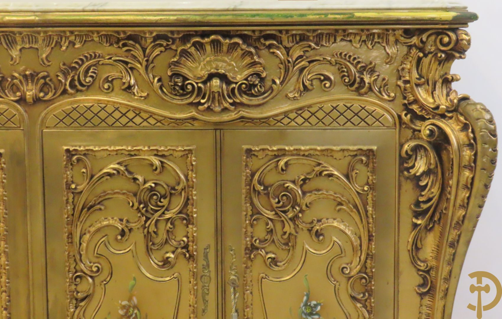 Uitzonderlijke vergulde Louis XV eetkamer bestaande uit vijfdeursdressoir met voluutvormige accanthusranken en rocailles, beschilderd met bloemenmotieven en centraal tafererel met hoornen des overvloeds + bijhorende spiegel vergulde tafel op voluutvormige poten met zes bijhorende stoelen + vitrine met accanthusranken en centrale deur, op voluutvormige poten