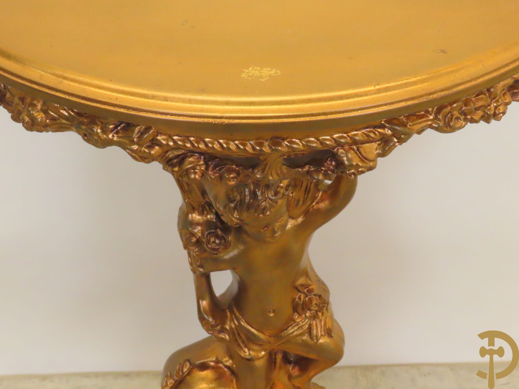 Vergulde halve maanvormige console gedragen door cupido op klauwepoten