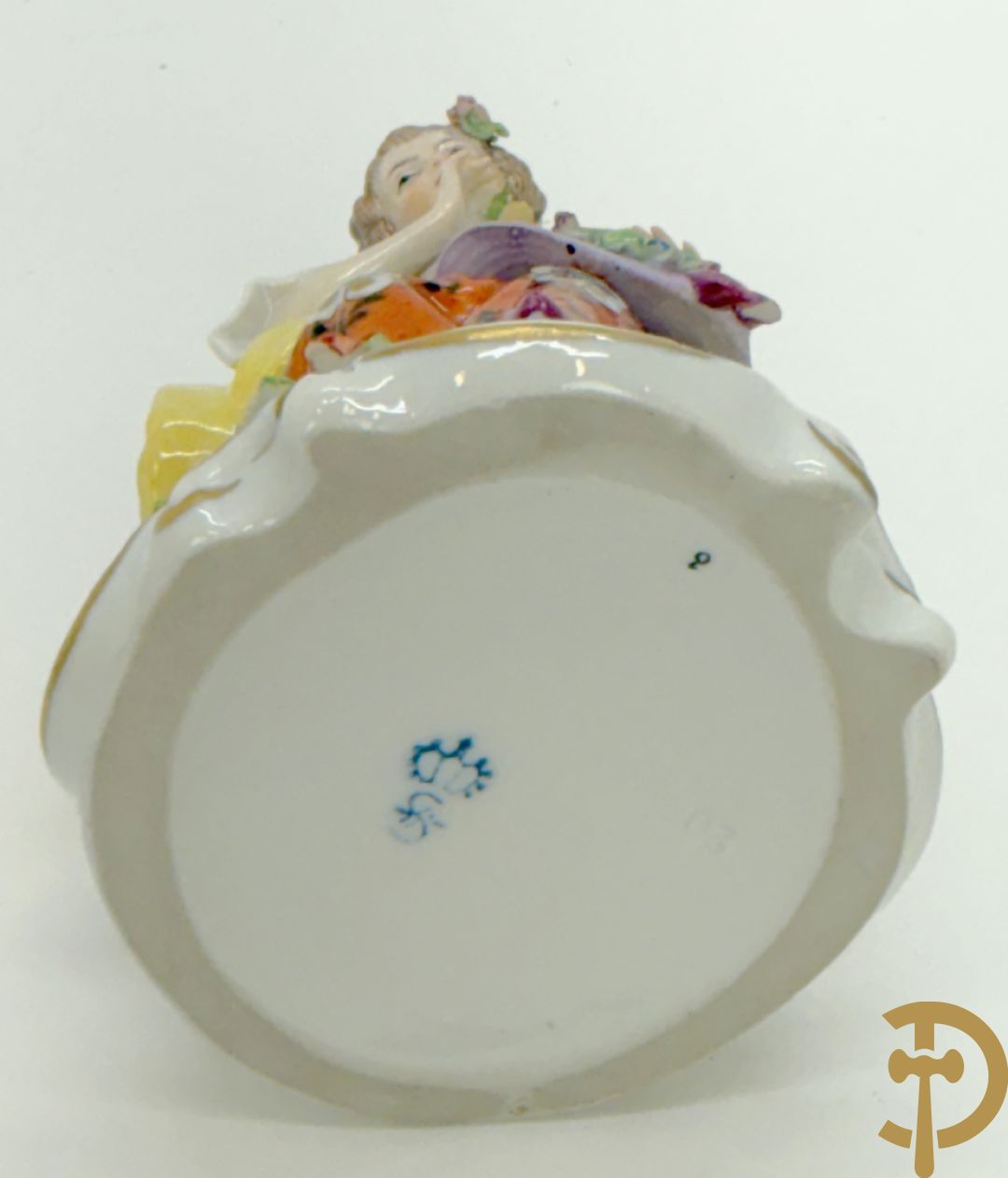 Vijf porseleinen lieftallige figuren, Unterweisbach en Sax + 2 porseleinen consooltjes met rocailles