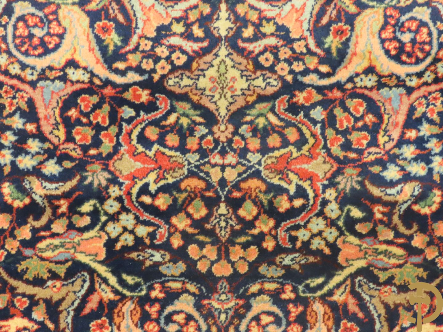 Oosters handgeknoopt tapijt met meanderend geometrisch motief en accanthusranken op blauwe fond