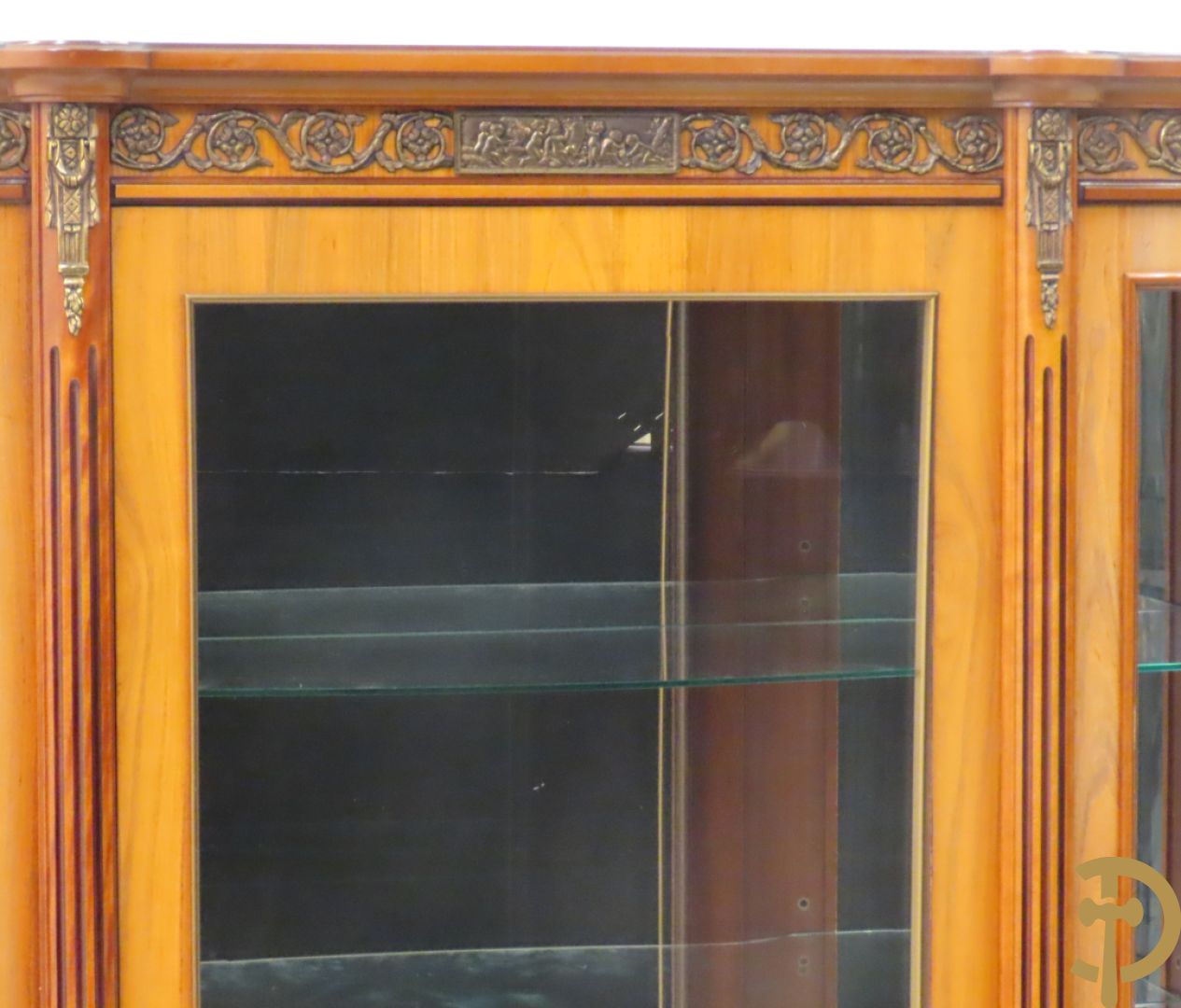 Notelaren eetkamer Louis XVI stijl bestaande uit vijfdeursdressoir met bloemenmarquetterie, bronsbeslag en wit marmeren blad, ovale uittrekbare tafel, 6 stoelen met leder bekleed en gegalbeerde vitrine met geslepen ruitjes