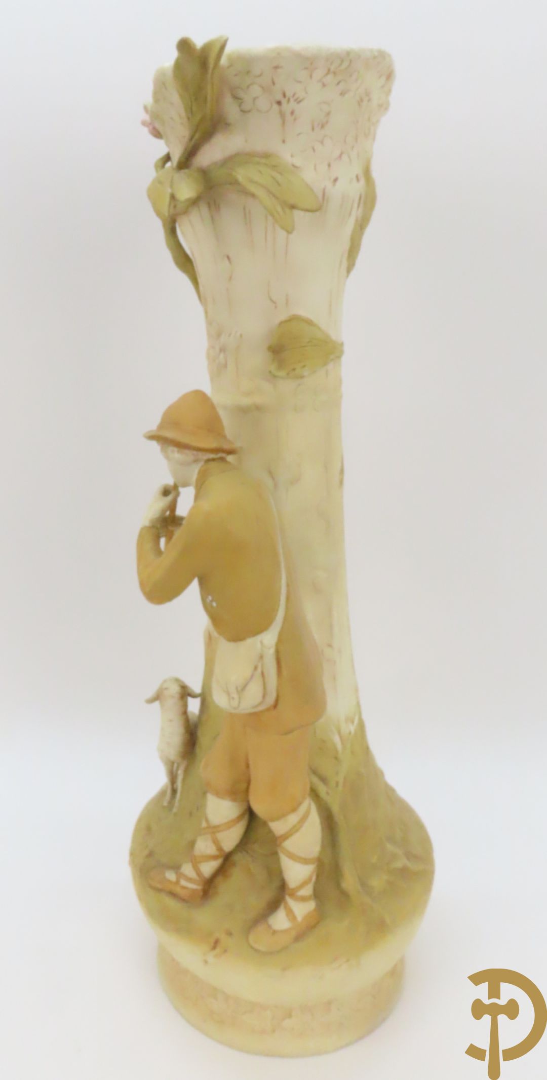 Paar Royal Dux vazen met herderpaar, gemerkt onderaan