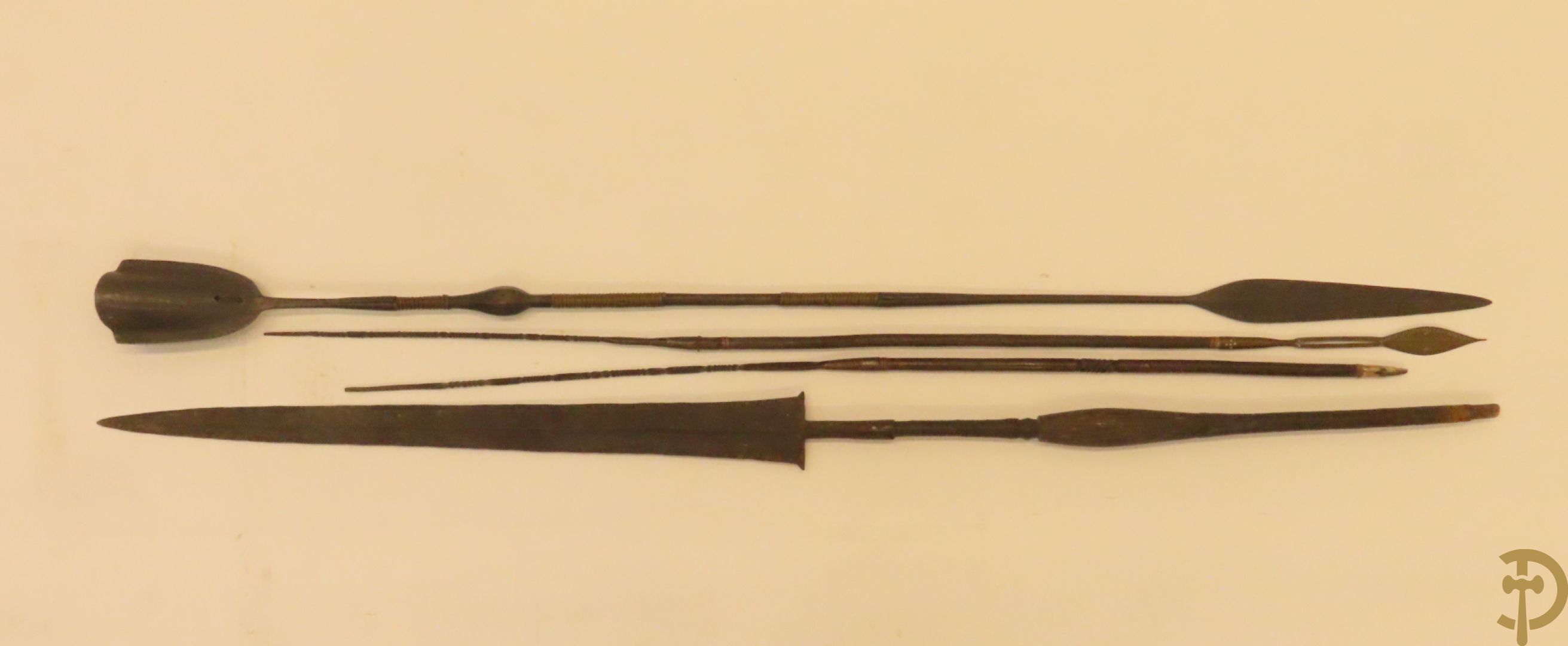 Verzameling mooi bewerkte Afrikaanse machetes, messen, speren, bijlen e.a.