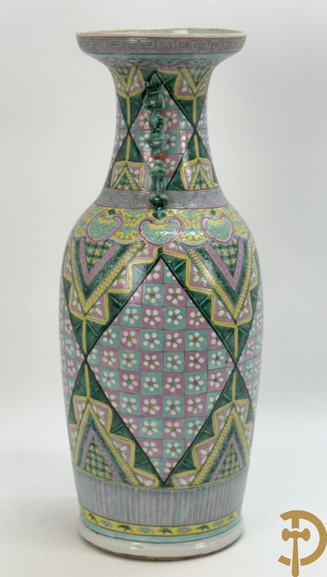 Chinese porseleinen vaas met ruitvormen en geometrische patronen, bovenaan met fo honden bezet