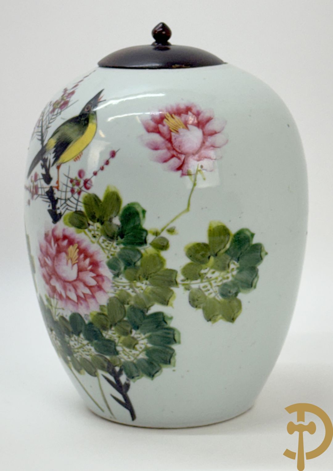 Chinese porseleinen cachepot met decor van dames en kind