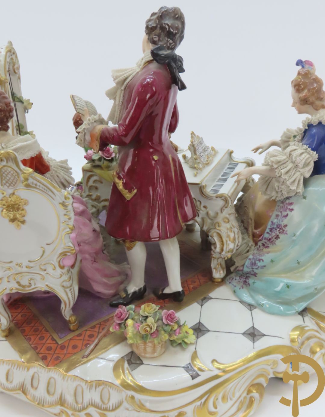 Grote gekleurde porseleinen geanimeerde groep met 7 muziekspelers