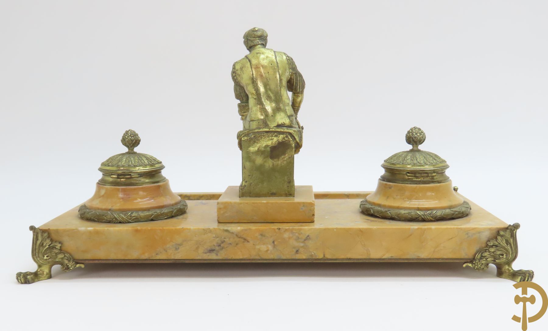Marmeren inktstel met centraal verguld bronzen beeld met figuur van Lorenzo De Medici naar Michelangelo marmeren brievenhouder