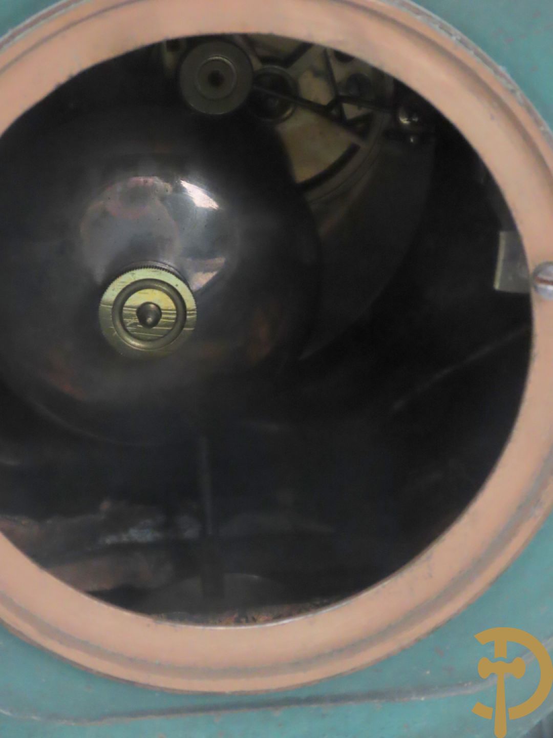 Driedelige kunstbronzen garnituur bestaande uit pendule met paar schakende edelheren, bezet met kariatiden - geflankeerd door paar driearmige kandelaars gehouden door 2 edelheren