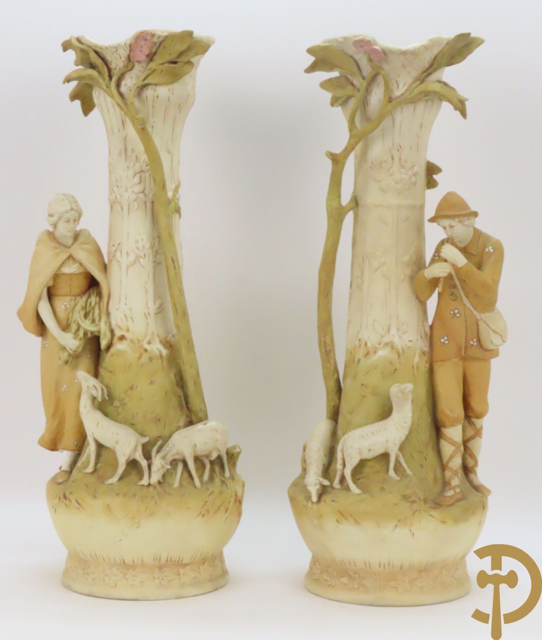 Paar Royal Dux vazen met herderpaar, gemerkt onderaan