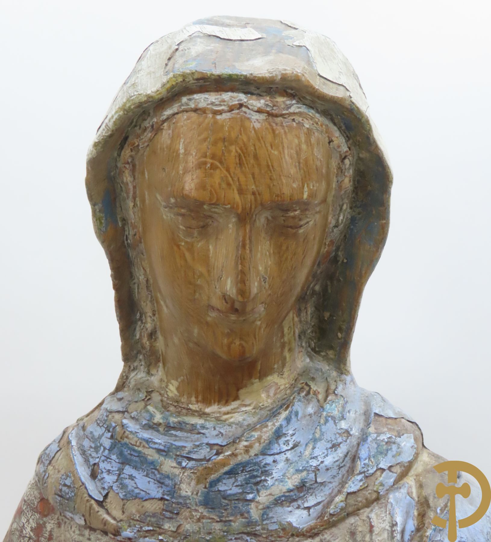 Europese houtsculptuur van staande Madonna met polychromieresten, 18e