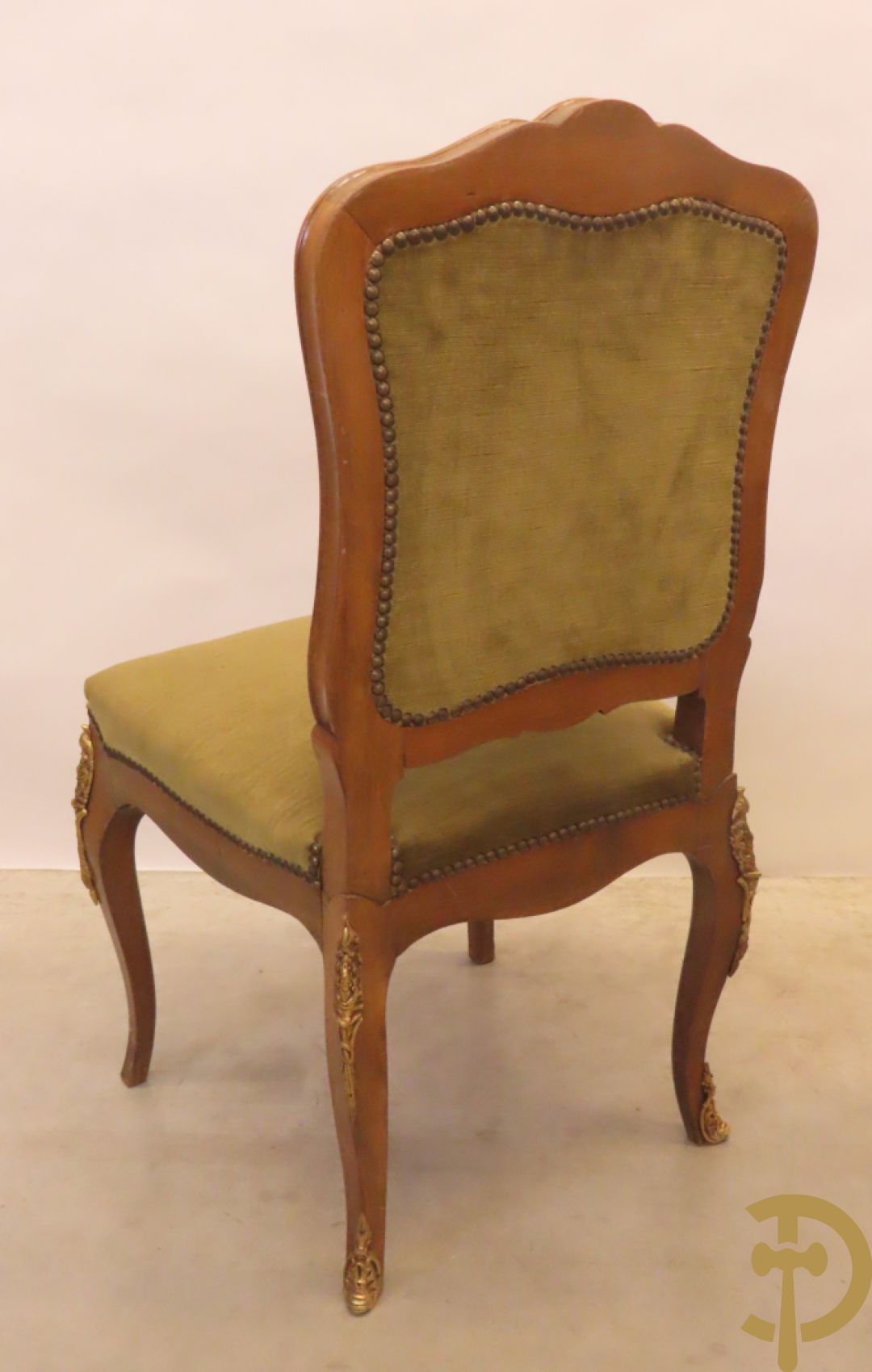 Gemarketteerde ovale notelaren tafel bezet met bronsbeslag van dameshoofden + stoel